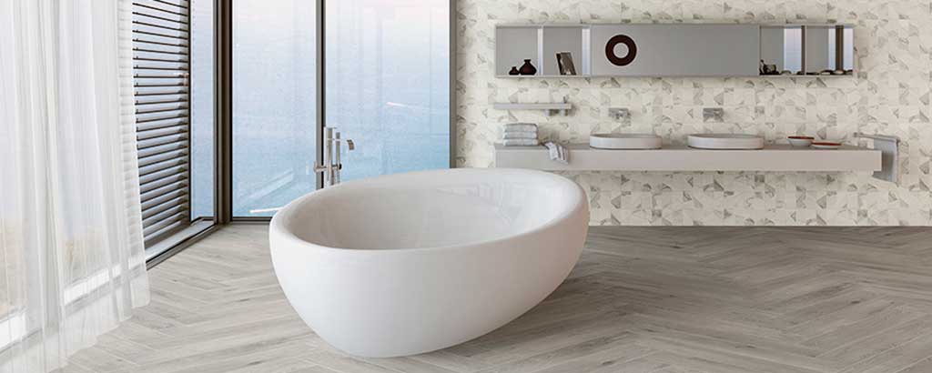 Salle de bain de luxe avec baignoire, Collection Calacatta