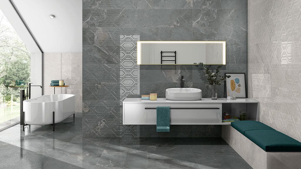 Baño revestido con porcelánico efecto mármol