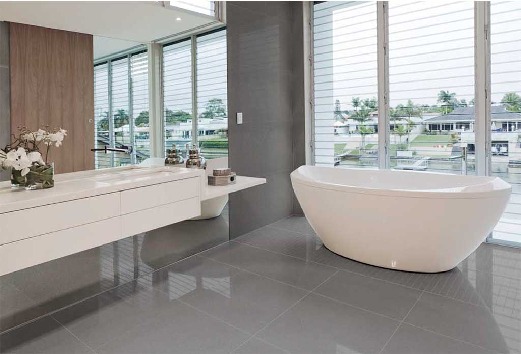 Bathroom with glossy gray porcelain tile floor: AZTECA, Smart LUX Collection