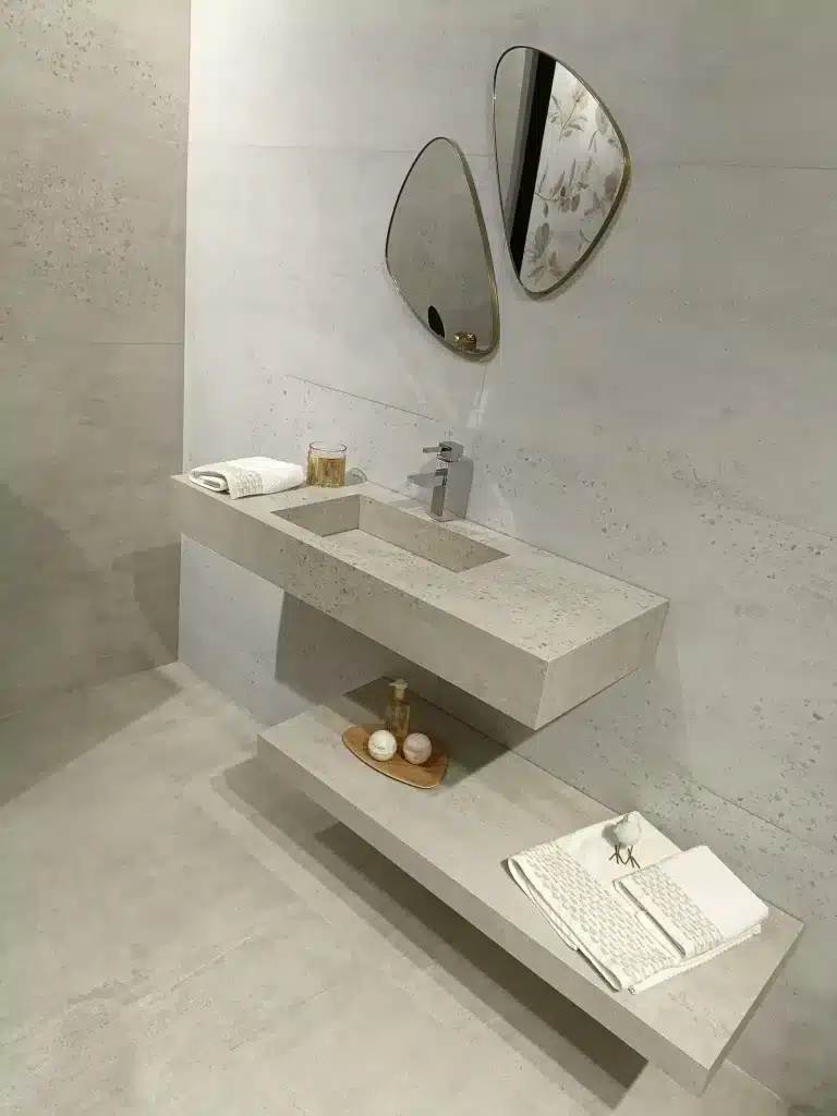 Baños funcionales y minimalistas: baldas cerámicas inferiores de AZTECA Bath